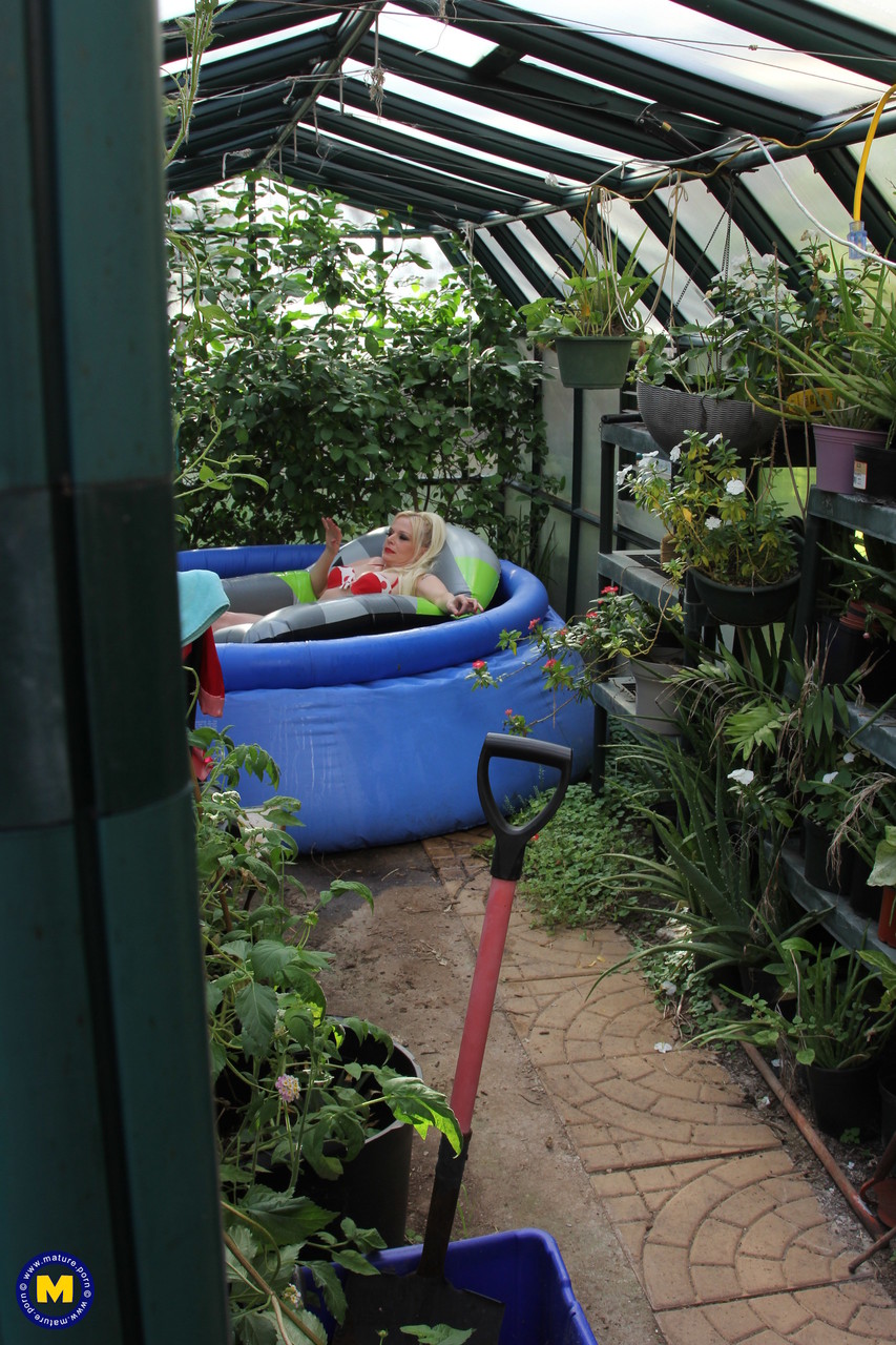 ヨーロッパのミルフヴェロニカムーアがプールでデカップを披露