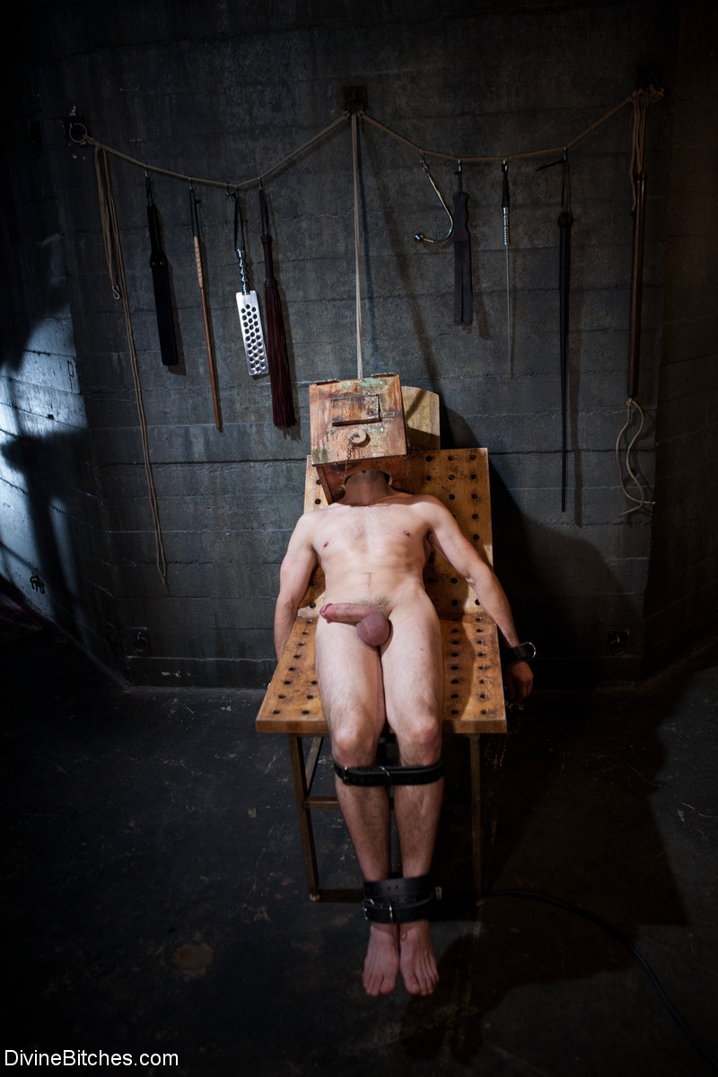 女支配Bobbi Starr在地牢里按摩并骑乘被绑奴隶的阴茎