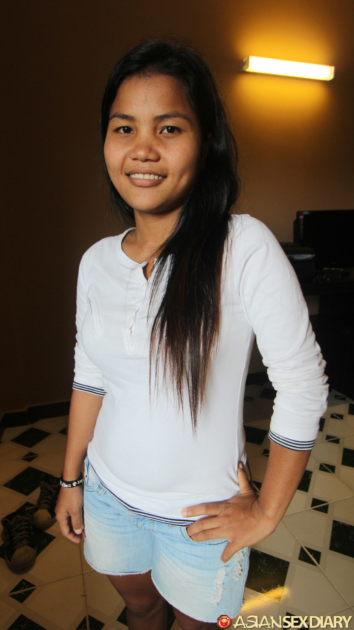 第一人称視点アジアの素人と剃毛マンコがセックスツーリストとセックスする