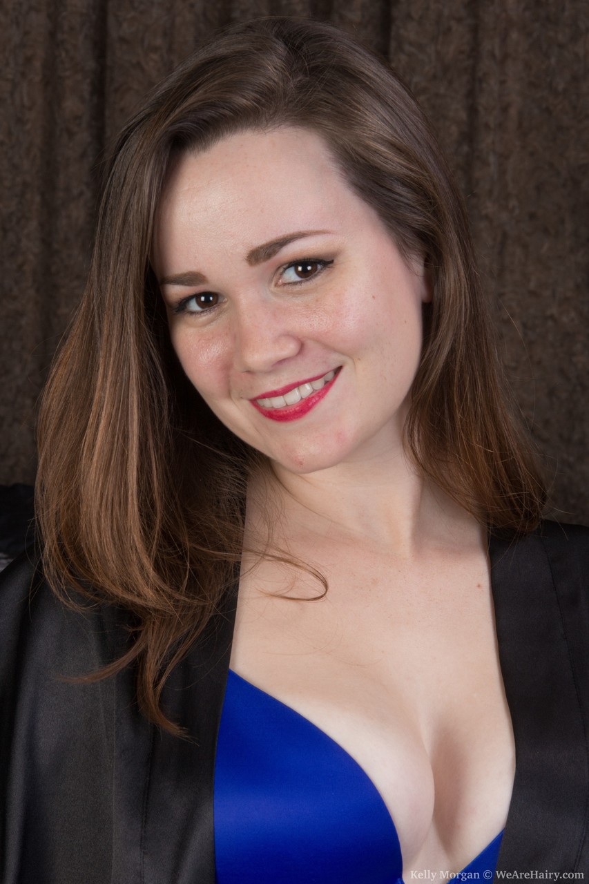 Petite Brune Kelly Morgan S'Étend Et Monte Son Con Fuzzy