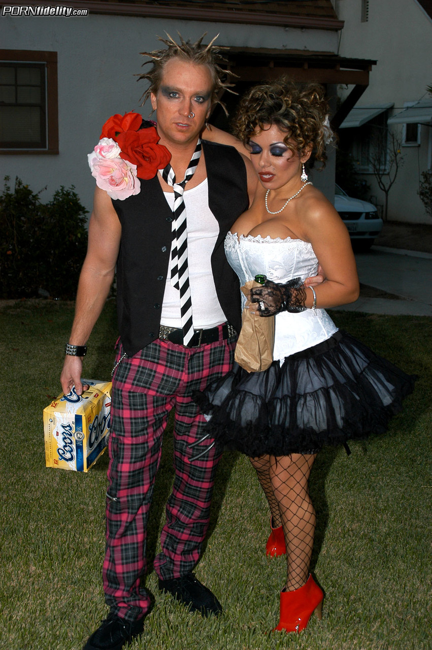 Ivre Sienna West En Filets De Pêche Suce Le Cocks Et Se Fait Enfiler La Chatte