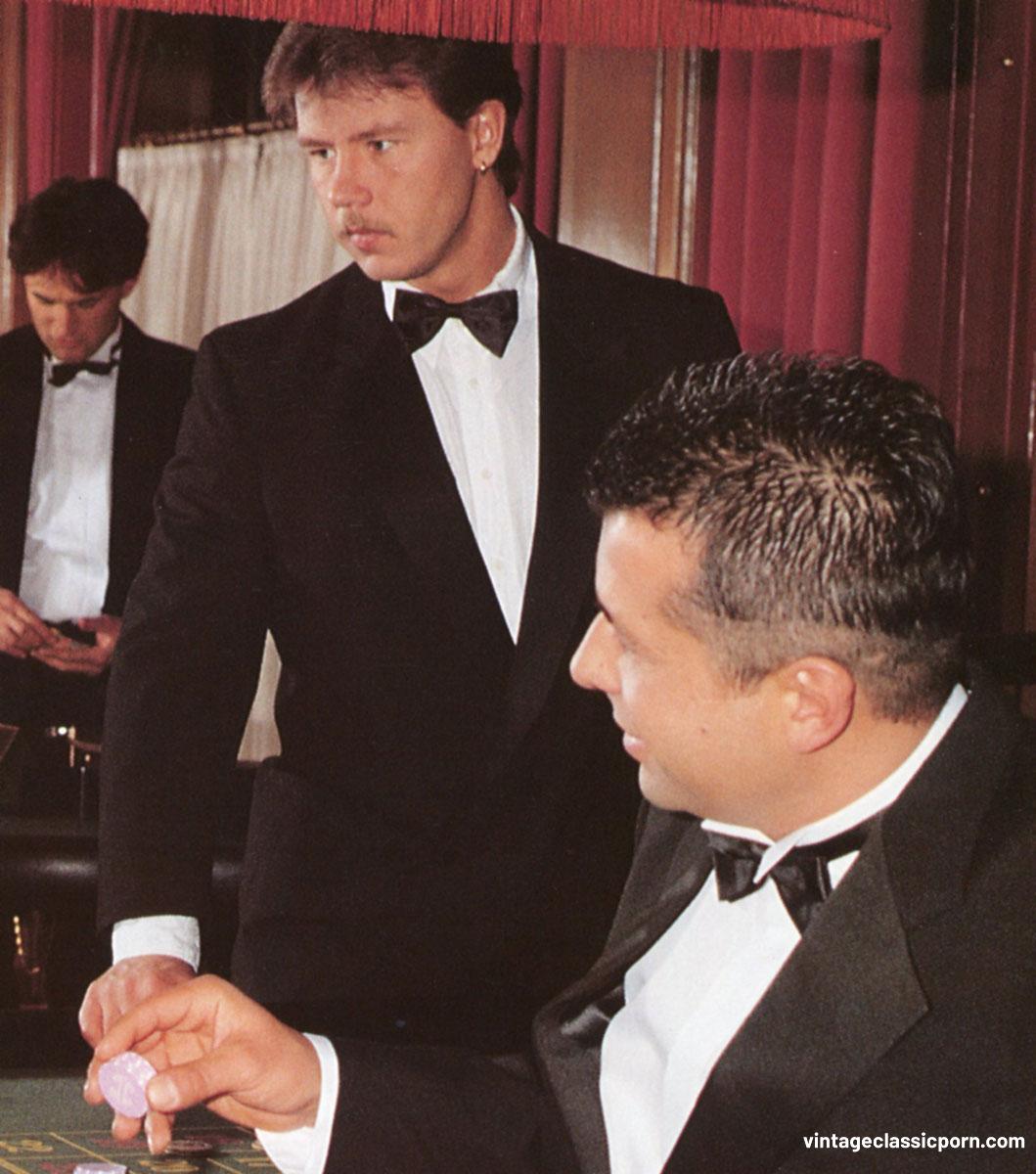 المرأة الناضجة مع كوس هيرية تستمتع بالجنس الشرجي والتعرض المزدوج في ثريواي إف إم إم