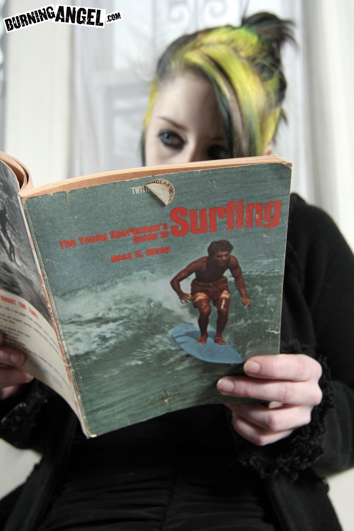 エモ少女が天然巨乳 ピアス乳首と剃毛マンコを見せる