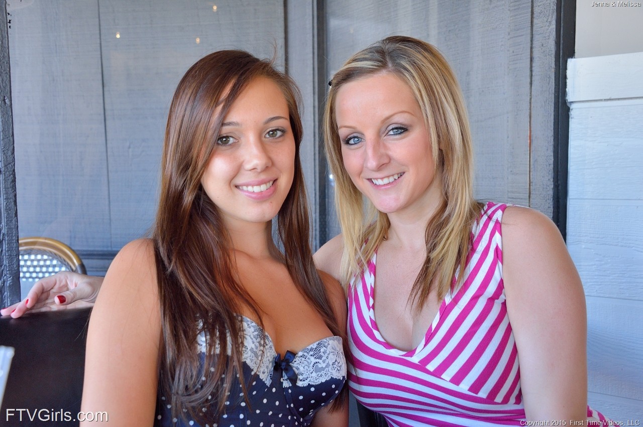 प्राकृतिक शौकिया समलैंगिक महिलाएं जेना और मेलिसा फ्रेंच किस और कडल करती हैं