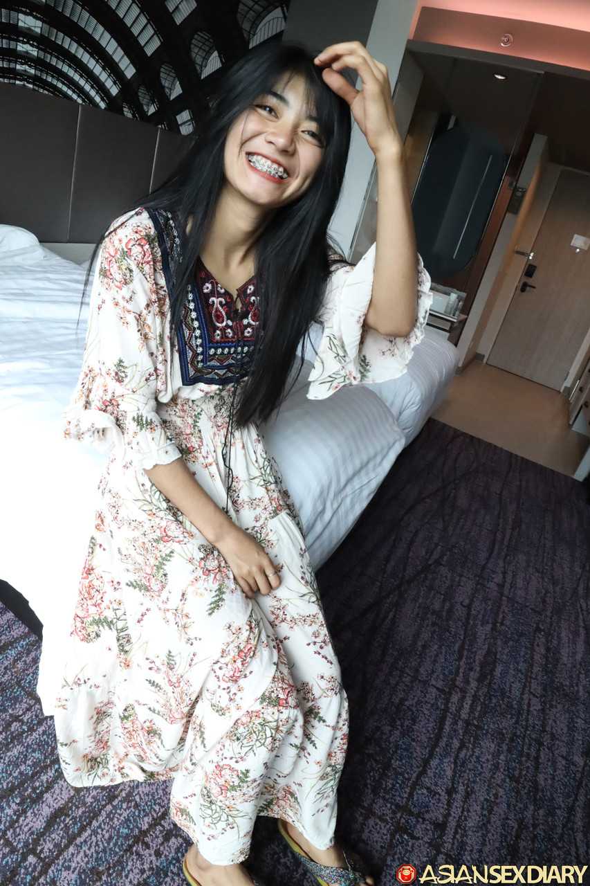 काले बालों वाली किशोरी वांडा अपने रोमांचित बालों वाली चूत में काँपता हुआ लंड स्वागत करती है