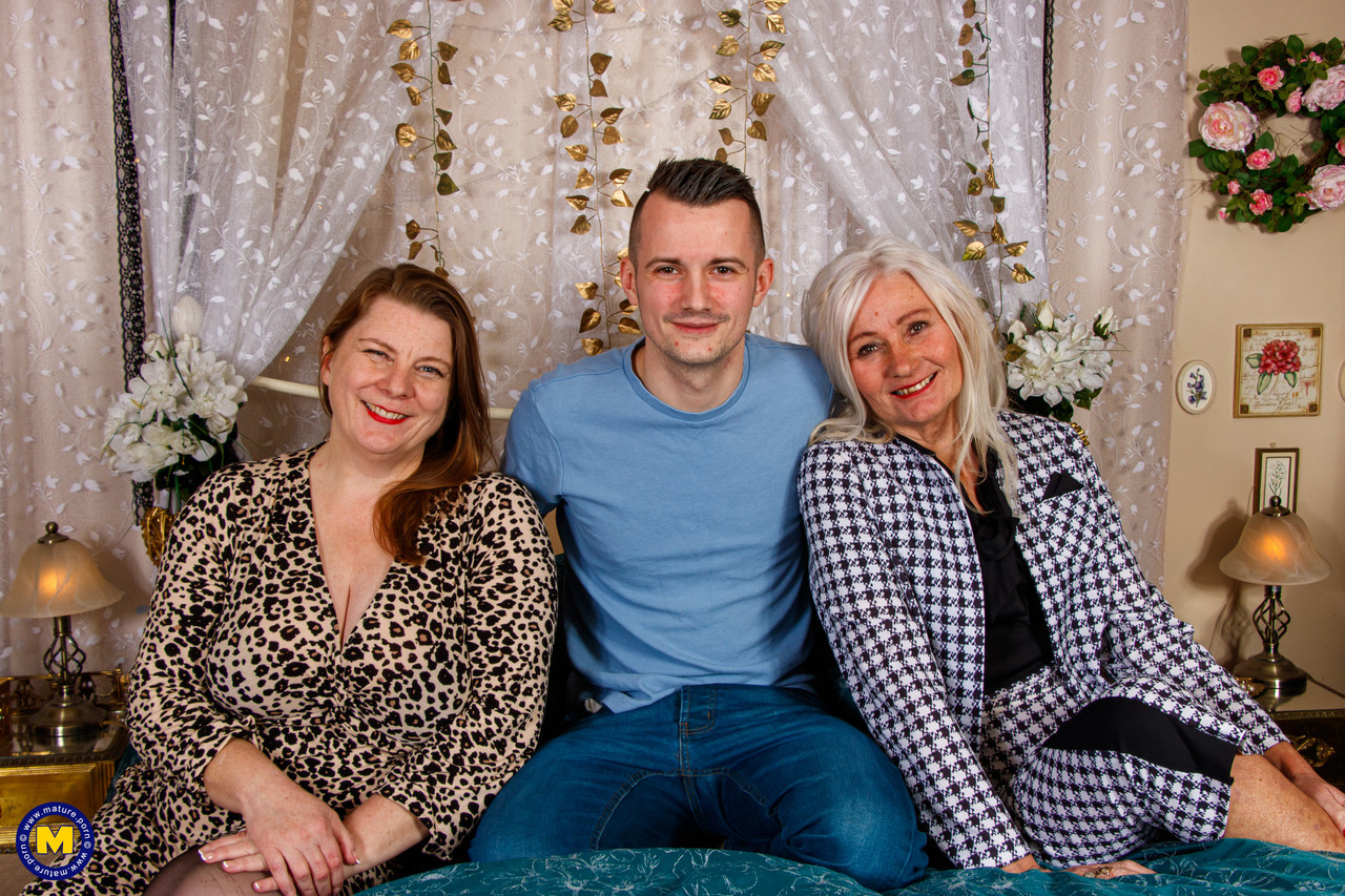 ぽっちゃりした年上の女性エレンＢとレイチェルが若い男性と３Ｐする