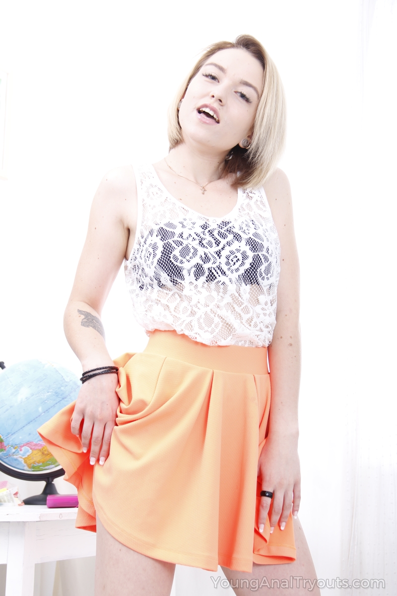 金髪の若い女性がバースツールでアナルセックスしてからフェラチオ