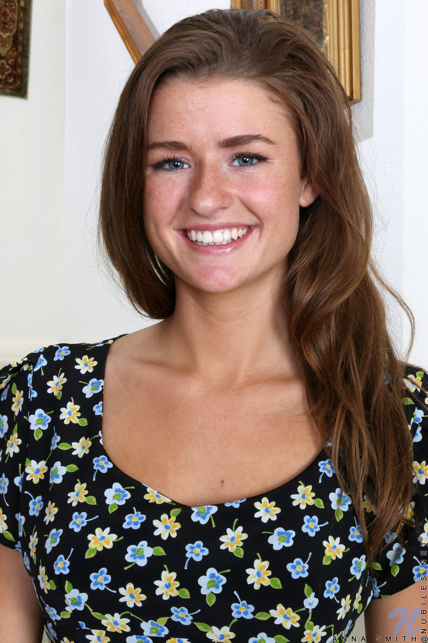 الحسناء آنا سميث تكشف عن جسدها الأسمر وتستمني على الدرج