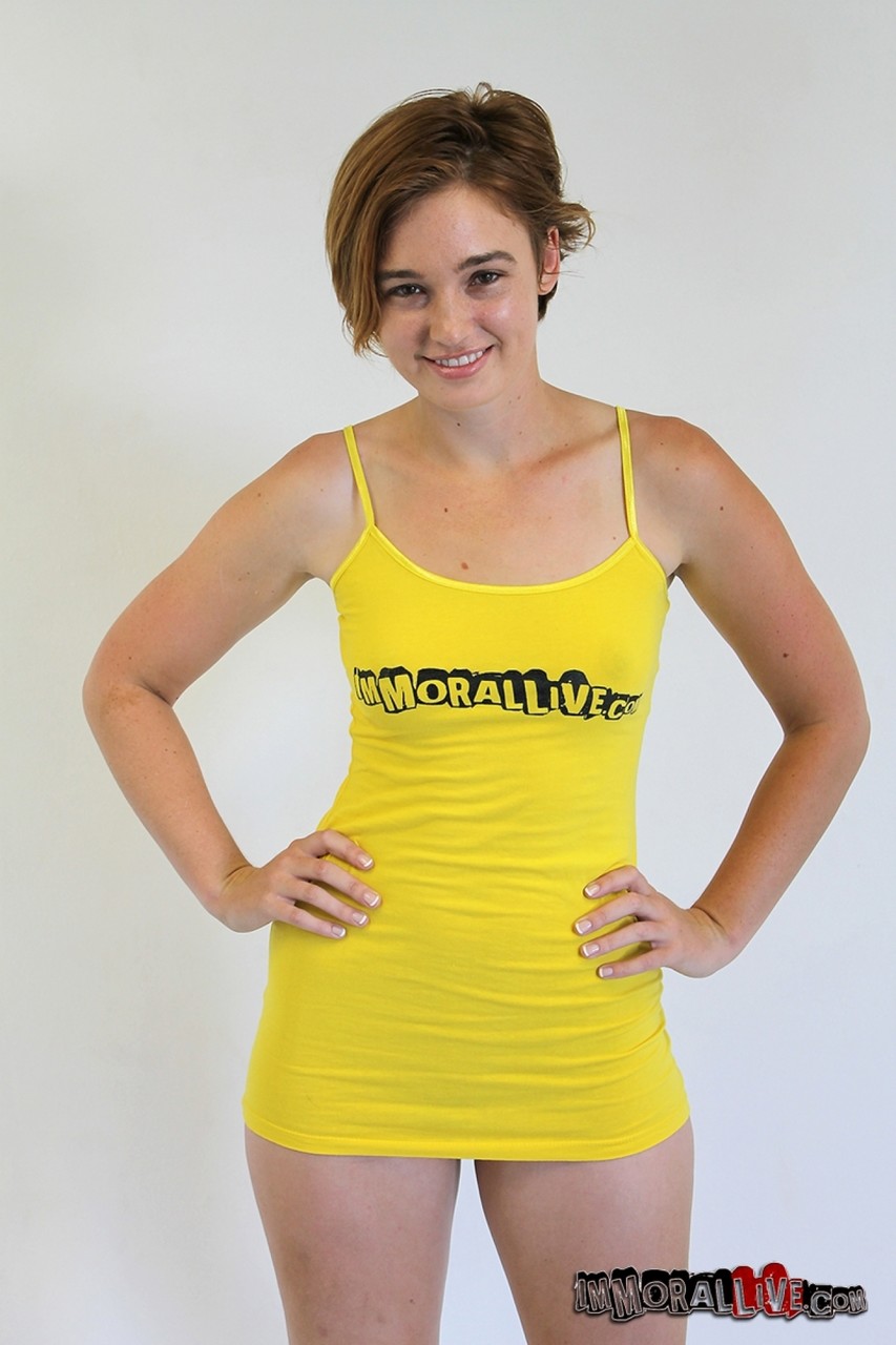 成人影片女星娜奥米·韦斯特、里基·西克斯和乔迪·泰勒脱衣并展示他们的大胸部