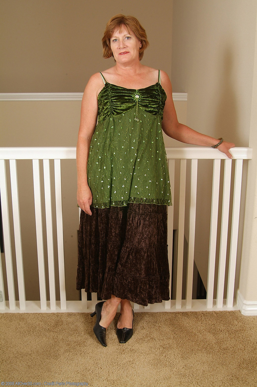 السيدة الحمراء الشعر سامانثا L تتعري وتتصور عارية تماما