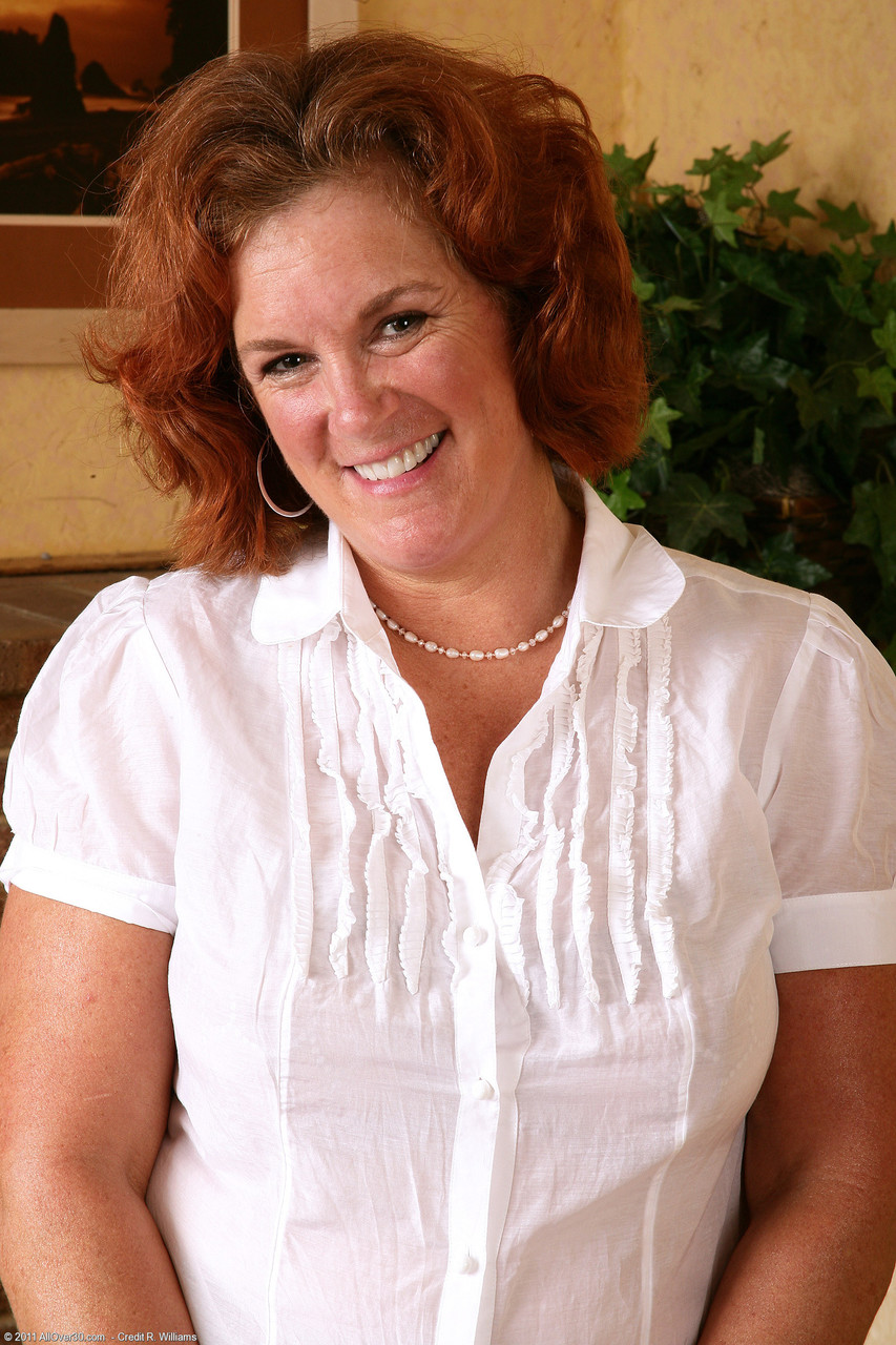 سمينة الهواة milf لوسي تنتزع ملابسها، وتكشف عن مؤخرة سمينة وتمسح مهبلها الشعر