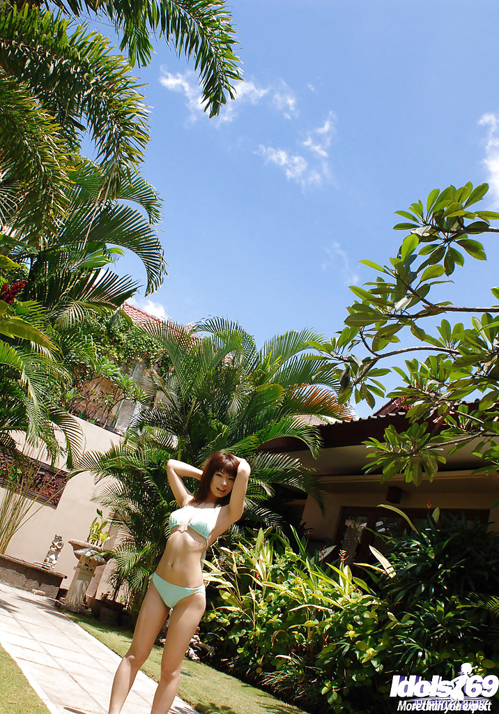 Süße Asiatische Schönheit Hikari Hino Zieht Ihr Bikinioberteil Draußen Aus