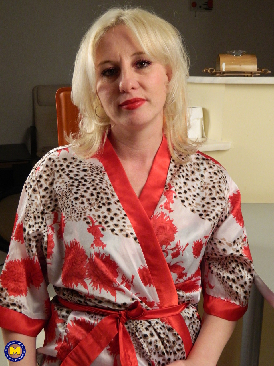 الشقراء الجنسية أمهات Milf فيكي تستمني في الشبكة والاحذية السوداء