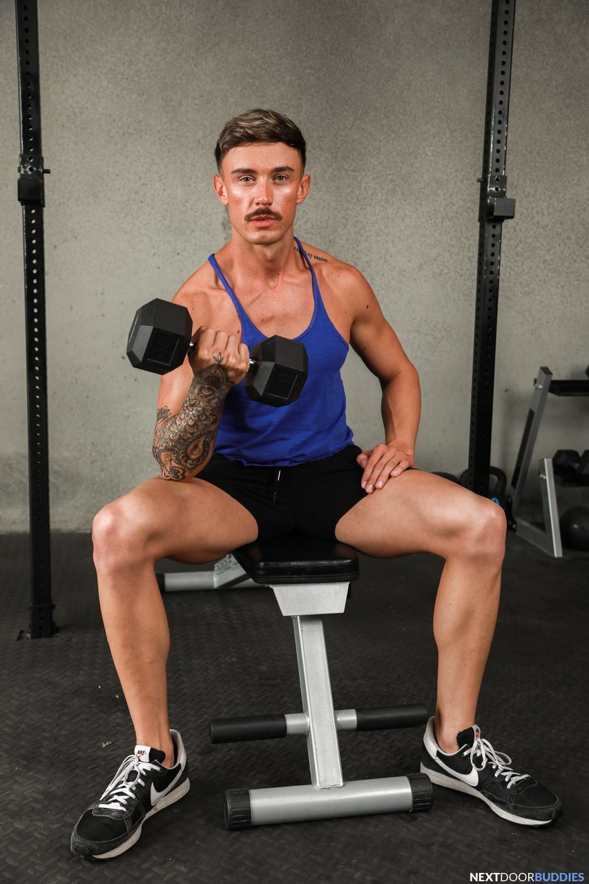 गे जिम फक बुड्स Kyle Wyncrest और Phoenix Ocean कपड़े उतारते हैं और गुदा मैथुन करते हैं