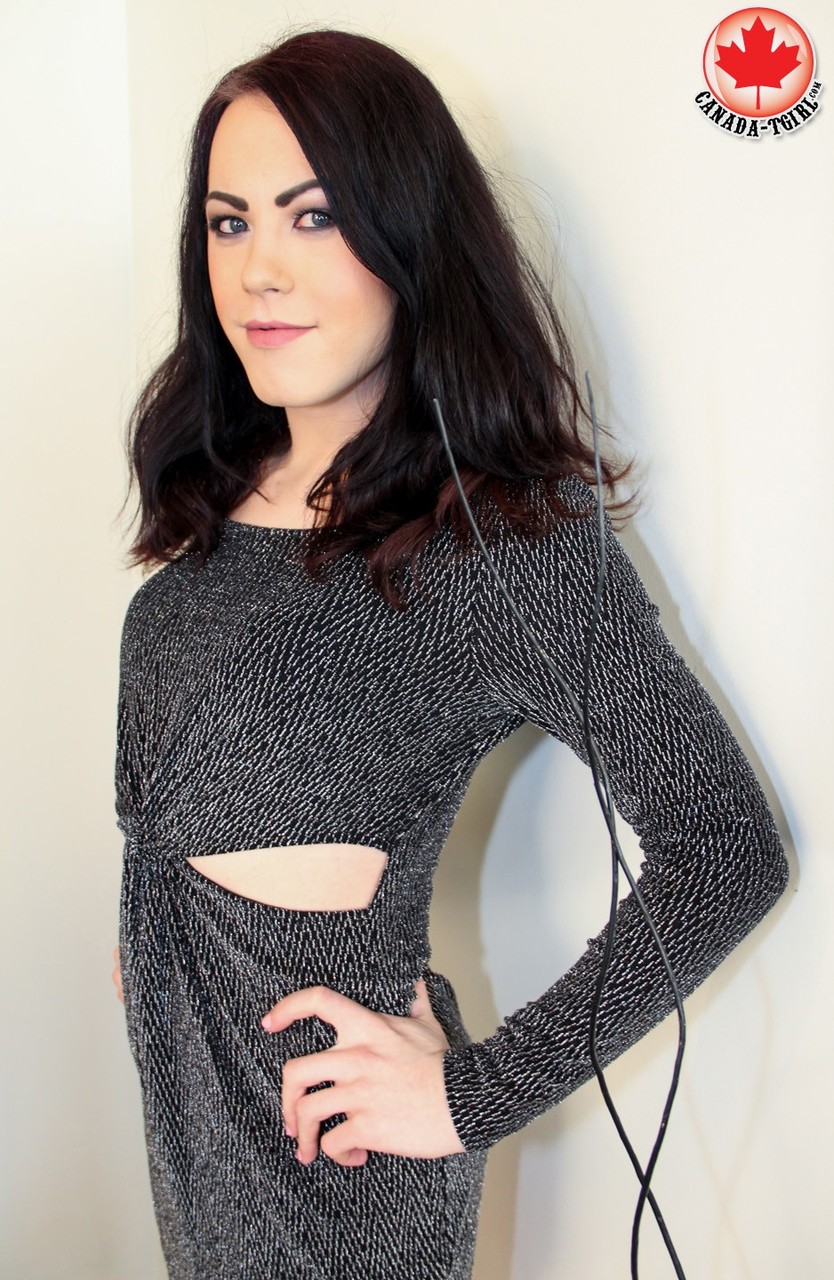 शेमेल ब्रुनेट ब्लेयर राइडर ऑफिस चेयर में स्ट्रिप्स और मास्टरबेट्स