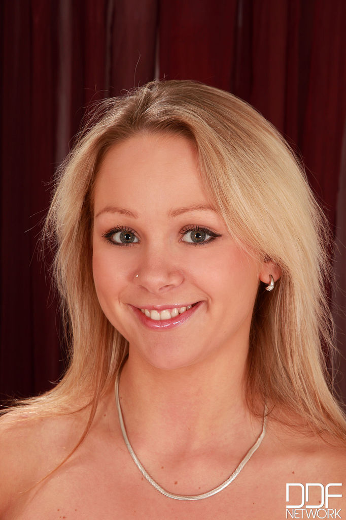 年轻天真貌的宝贝杰瑞波特展示和钻探她毛茸茸的阴道