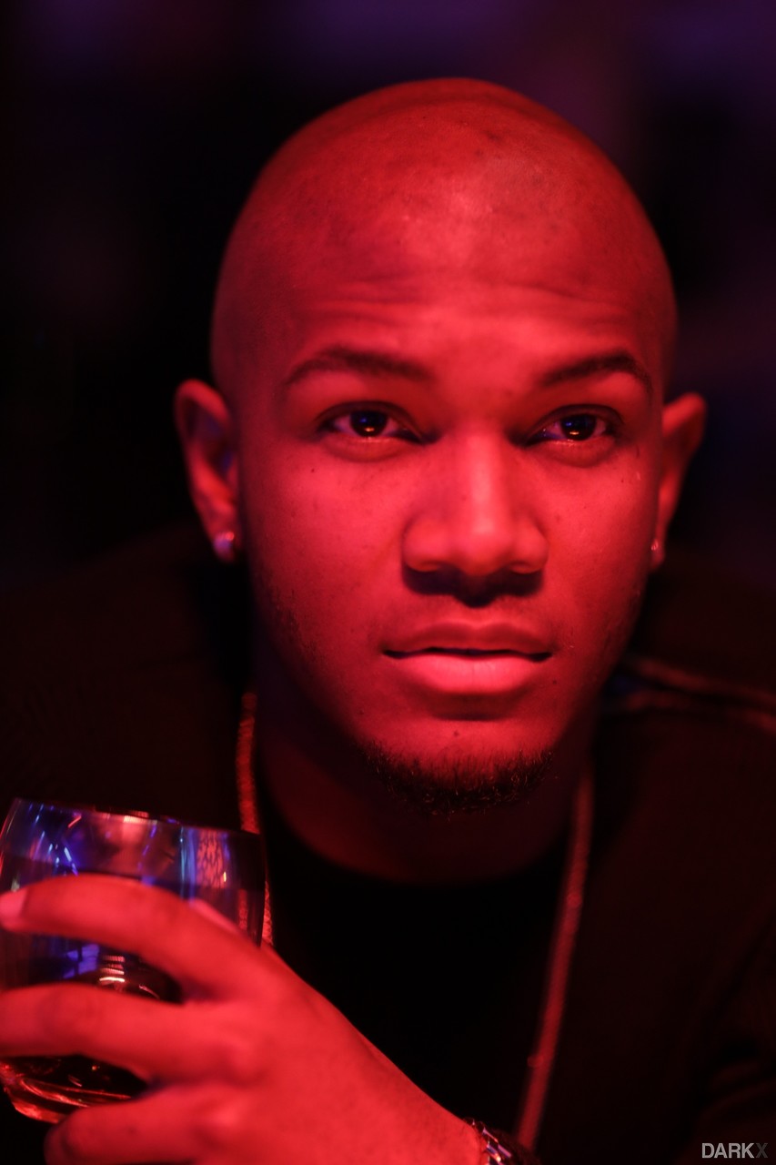 Luna Star Tarmi Azwaq Aswad Wa Takhruju Bi Quwwa