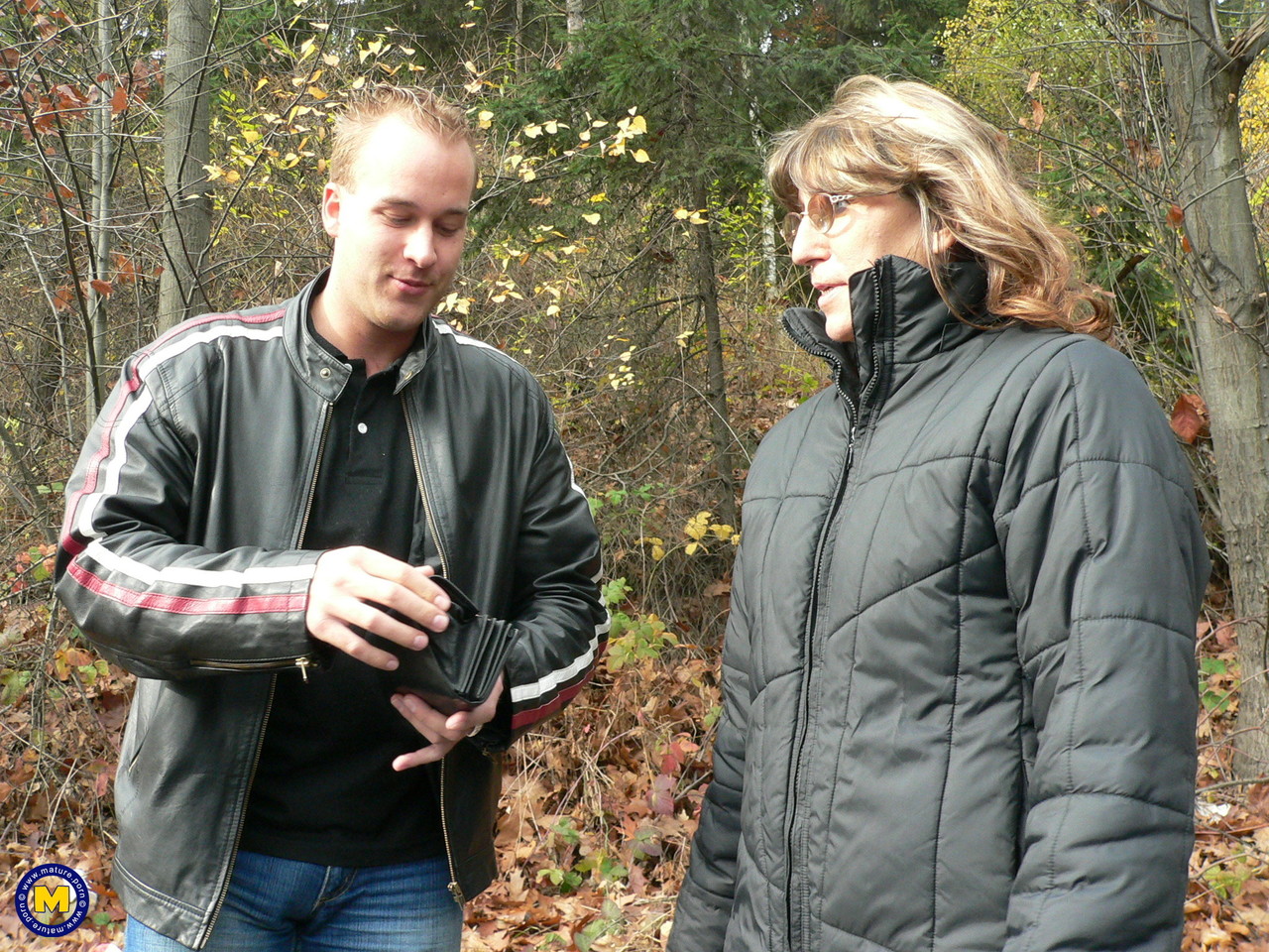 业余妈妈西尔维娅在森林中接受大量面部射精