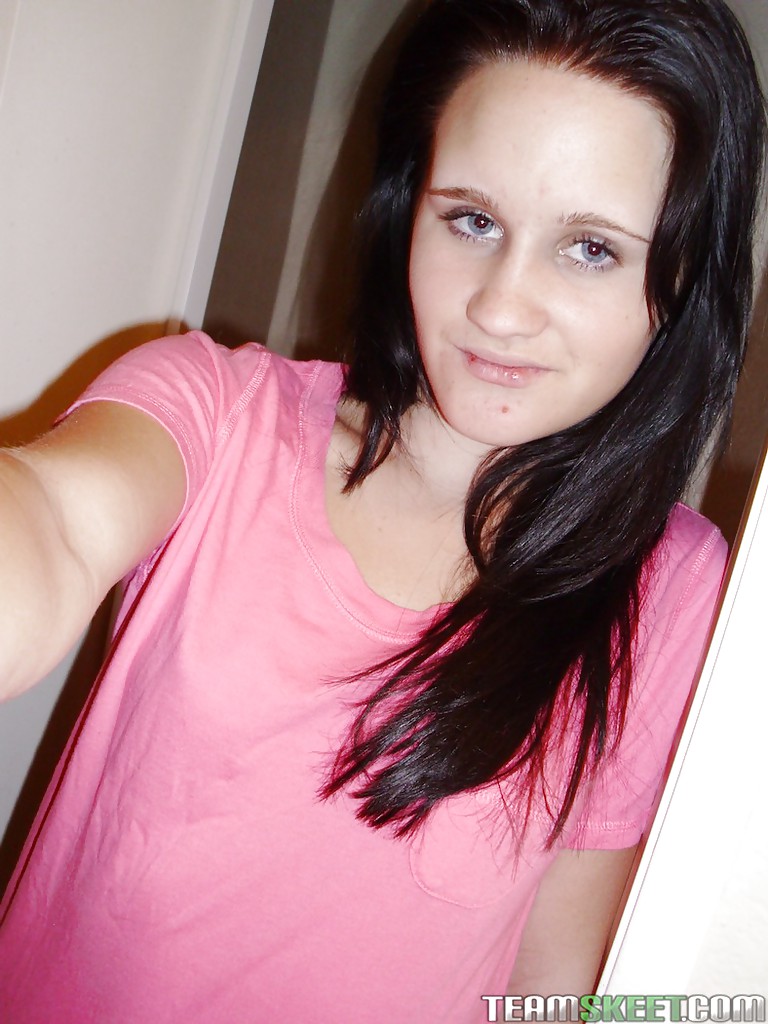 俏皮业余女孩Daisy Cums展示小胸部和诱人屁股