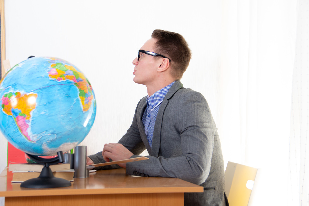 阿爾文·戈德，書呆子校花，為了成績而與老師性交