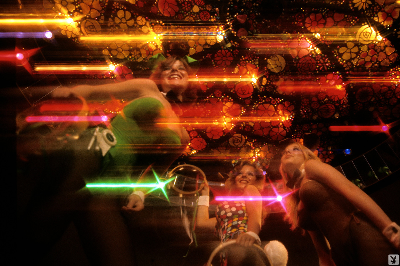 نماذج ريترو من بلاي بوي دبرا بيترسون وباتي مكجواير تبرزان ثدييها الكبيرة