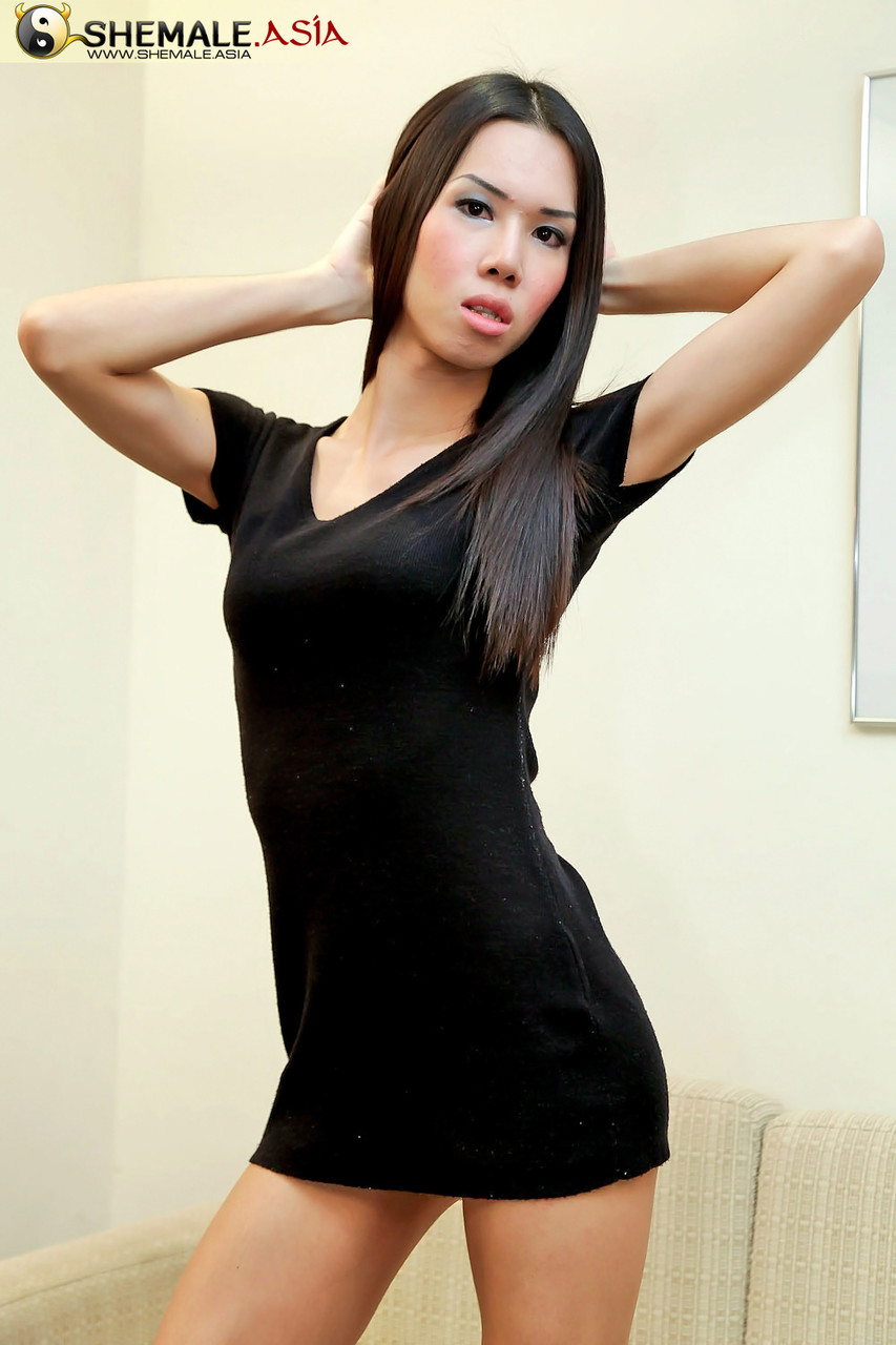 المراهق المغاير مايج يُظهر فتحة مؤخرته الضيقة وقضيبه الصلب كالصخر