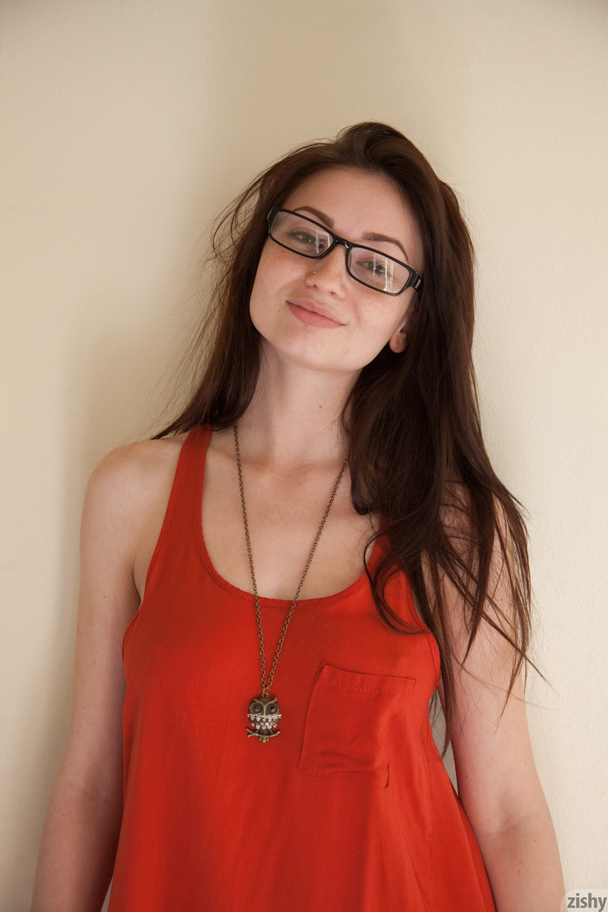 アドリスカ・クーリー、華麗なティーンモデル、セクシーな白いパンティーを履いた、アップスカート