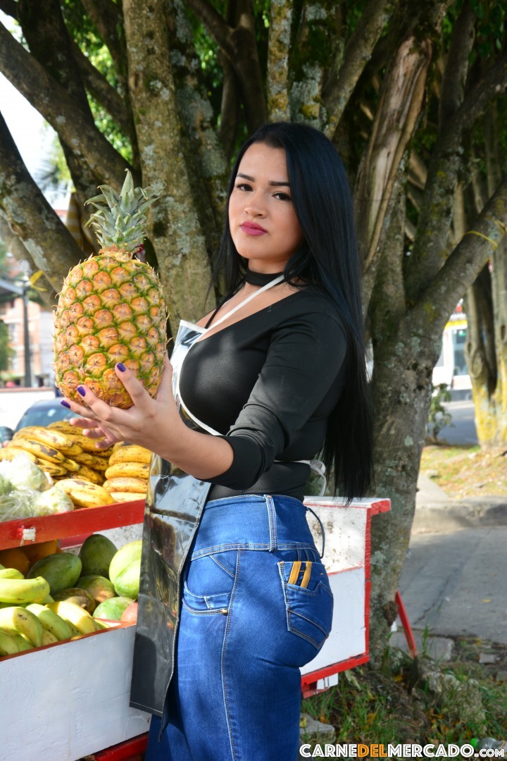 素人コロンビア娘 巨大なデカ尻と巨乳で裸体でしゃがみ開脚