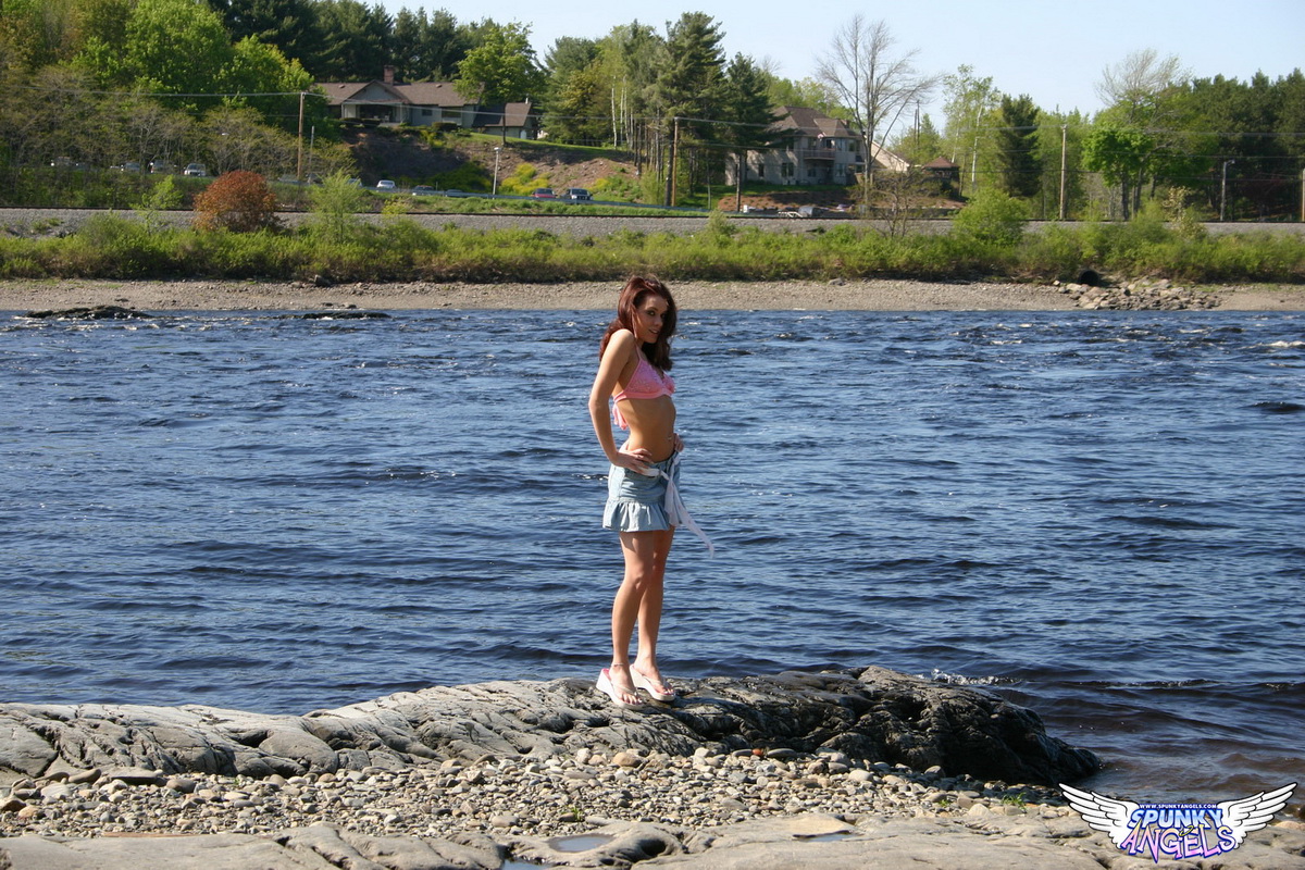 年轻独身女孩瑟琳娜在水边露出她的奶子和屁股