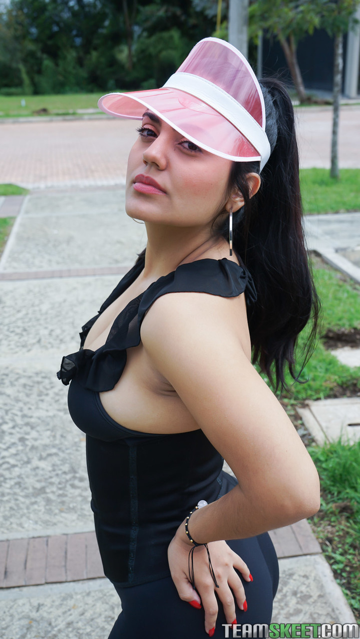 كاميلا فالدوفينو مراهقة شقراء تكشف عن ثديين كبيرين تمارس الجنس