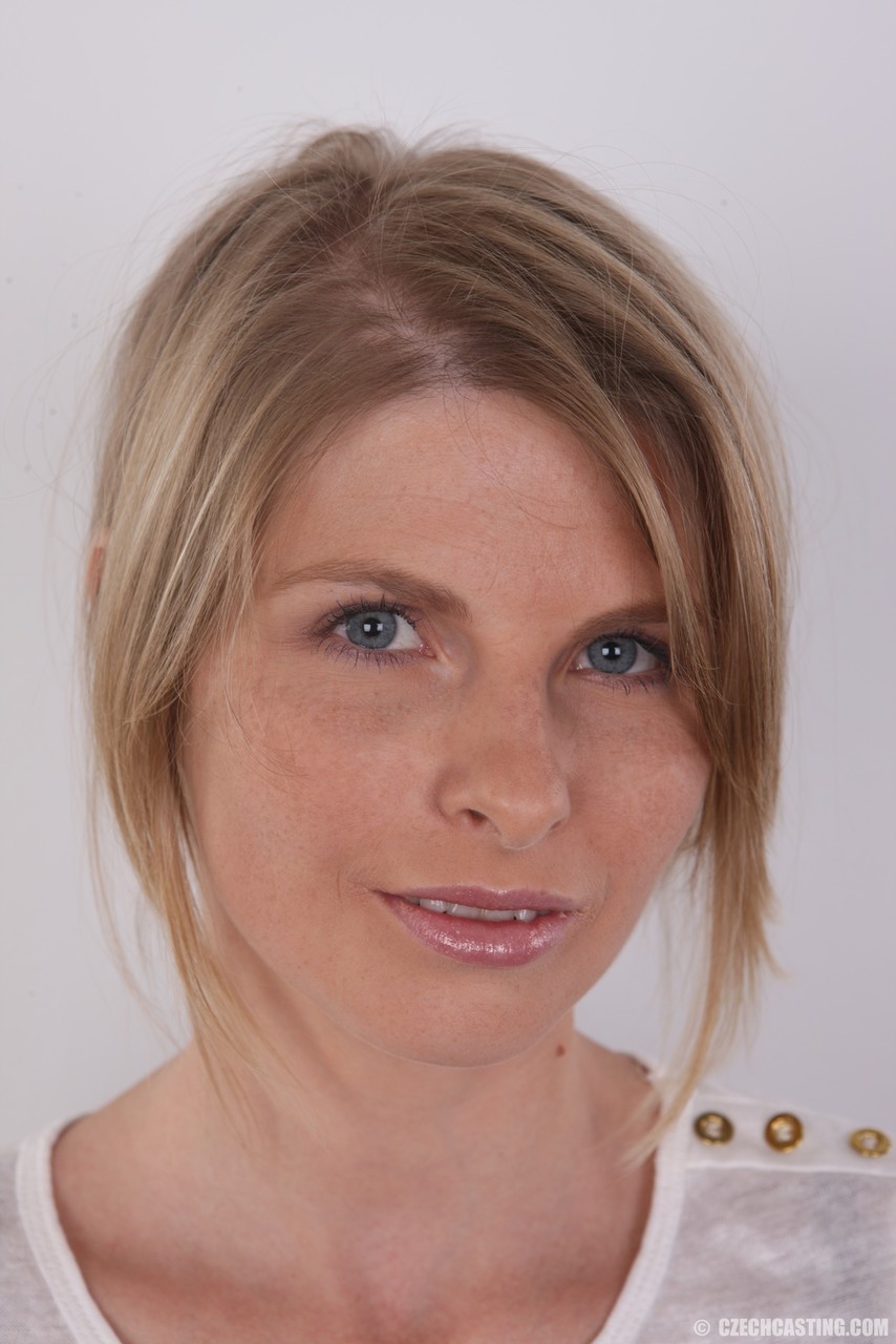 Modèle Amateur Anastasia Se Tient Droite Tout En Se Déshabillant Lentement Complètement