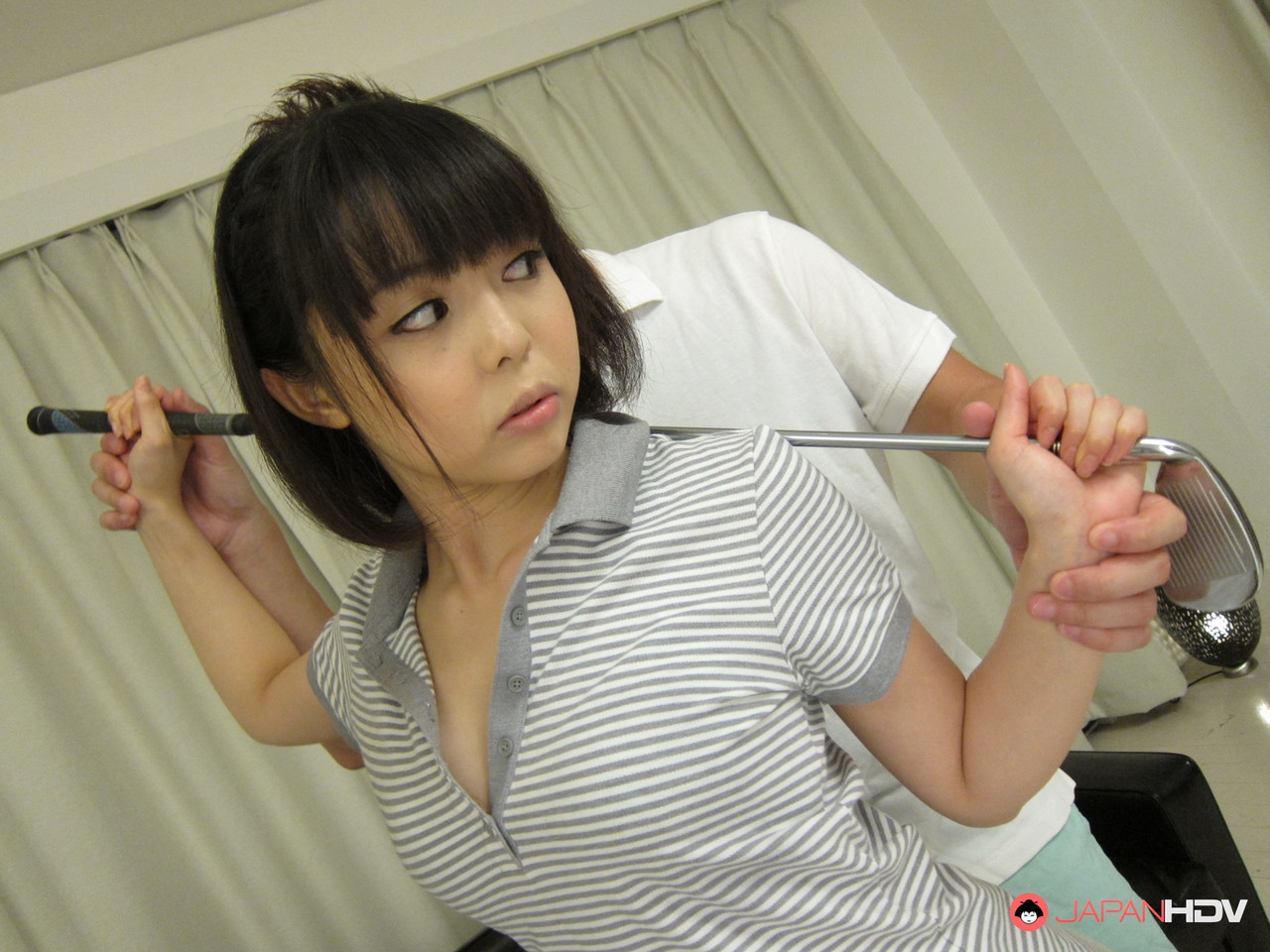 日本の少女Tomoyo Isumi はニーソックスの後、セックス後にクリームパイを取得します