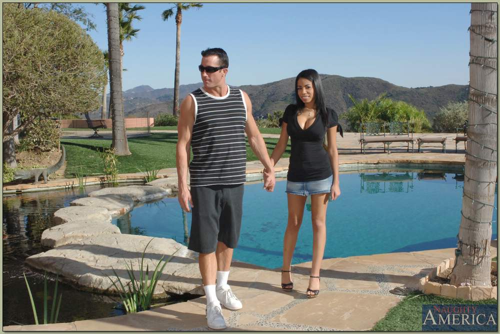 ラテン系の美女が丸いおっぱいで太いチンポを楽しむ野獣的なオーガニ