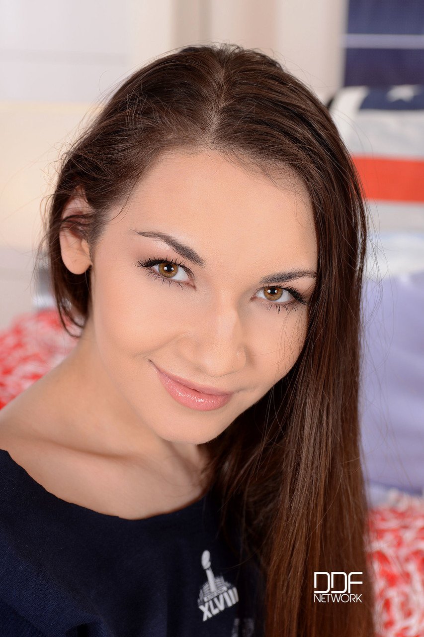 रूसी सुंदरियाँ नताली वॉन और स्टेसी स्नेक पैरों से क्वार्टरबैक को प्रसन्न करती हैं