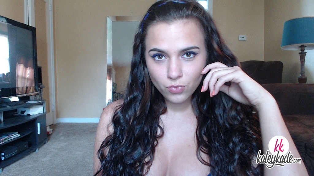 ティーン初体験のカレイ・カイド、ディルドをしゃぶりながらピアスの乳首を露出