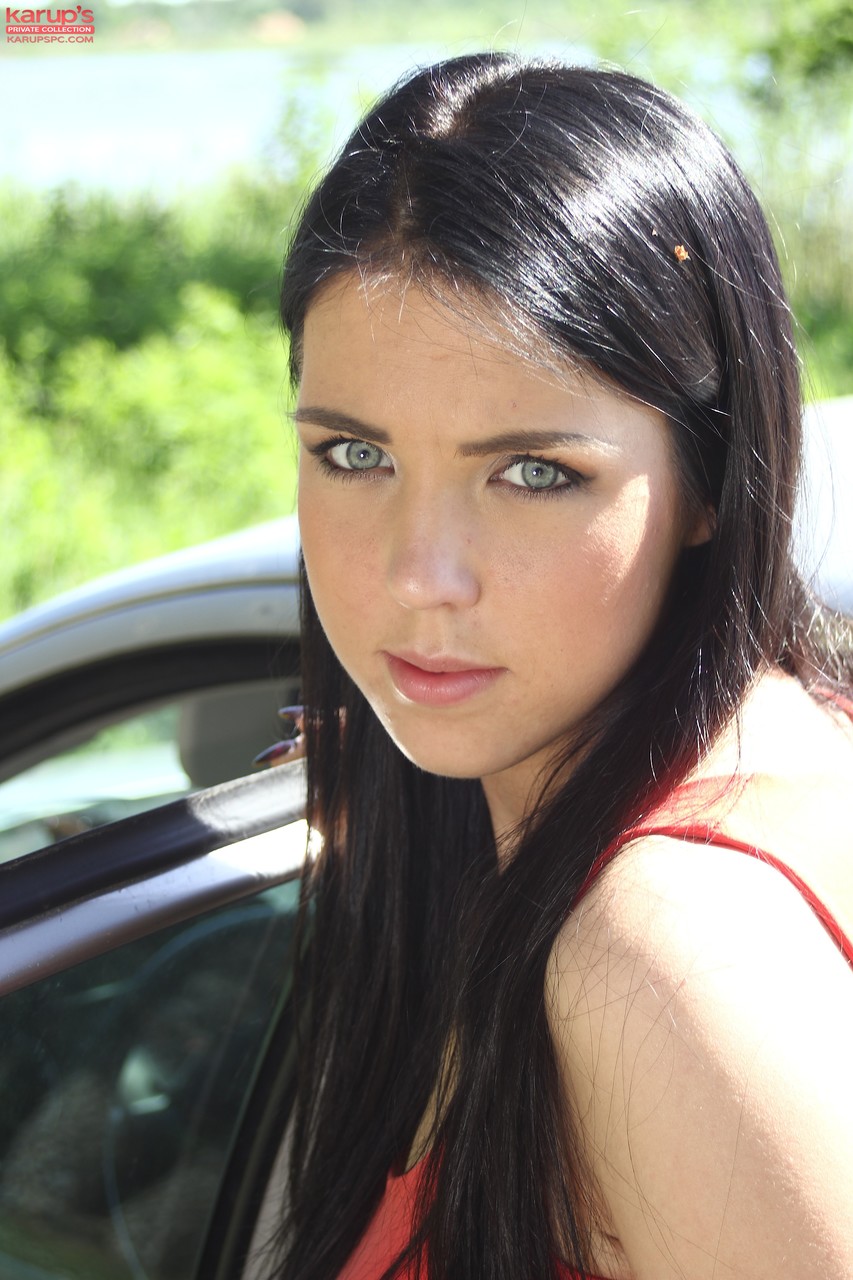 किशोर पेरनिला बड़े स्तनों के साथ कार में उत्तेजना तक हस्तमैथुन करती है