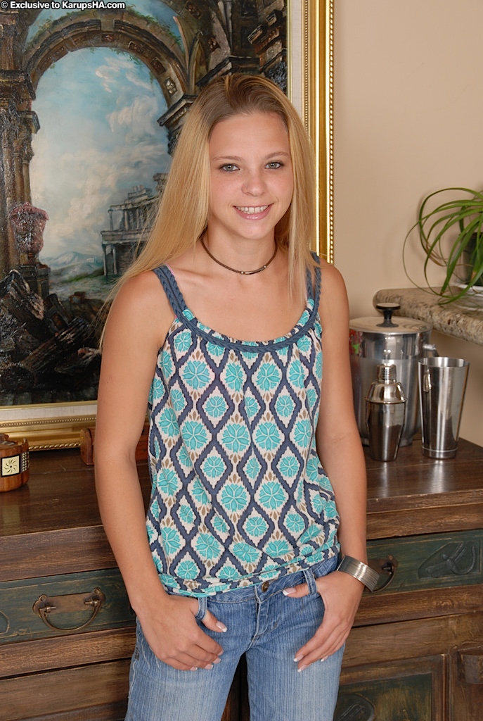 Destiny Garnet Подростковая Красотка Позирует В Любимых Обтягивающих Джинсах