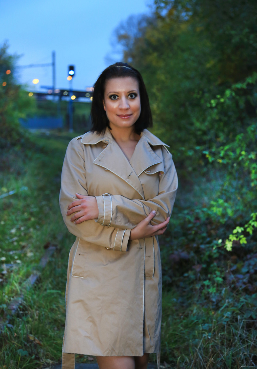 エロティック美女テレッセ・ビザールがホットな画像でパフォーマンス