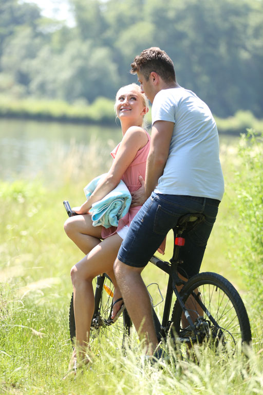 Loira Doce Com Peitos Pequenos Fudendo O Namorado Na Grama Perto Do Rio