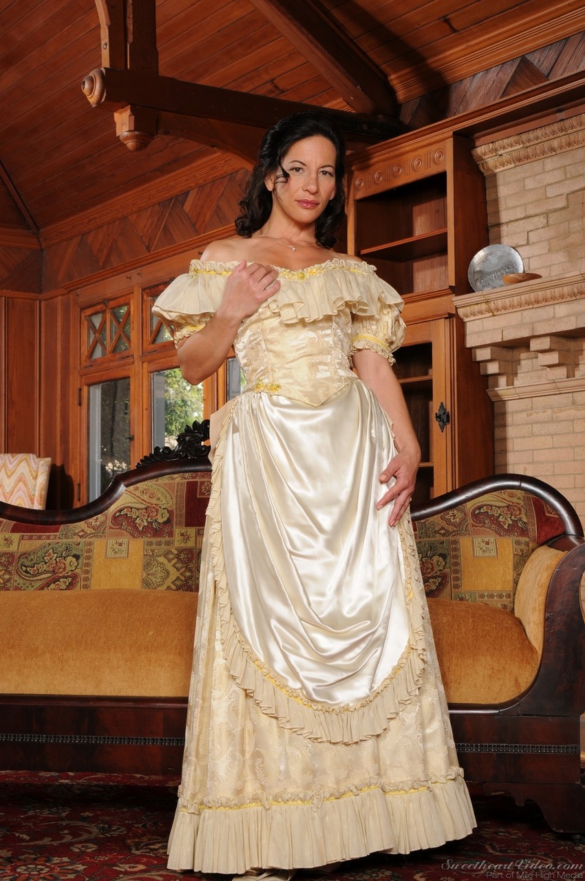 黒髪のメリッサ・モネが衣装とコルセットを脱いで天然の胸を見せて開く