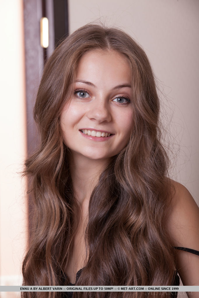 यूरोपीयन ब्रुनेट एन्नू लिंगेरी उतारती है छोटे स्तन और गोल मुंडा दिखाने के लिए