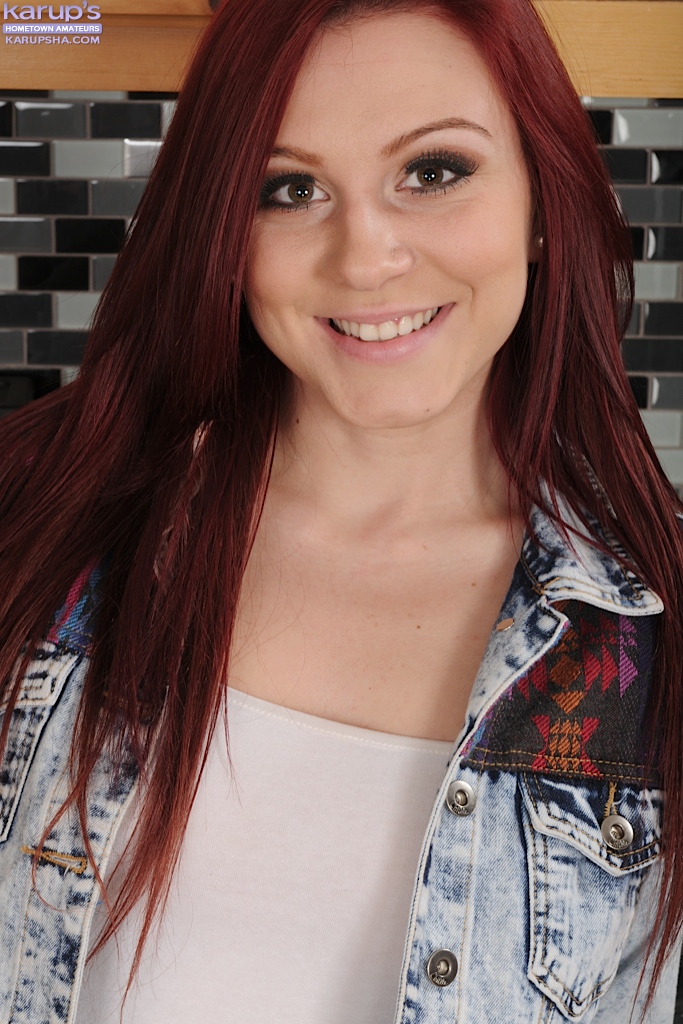 可爱女大学生拉娜·德尔·雷亚在厨房里抚摸她天然美丽的胸部