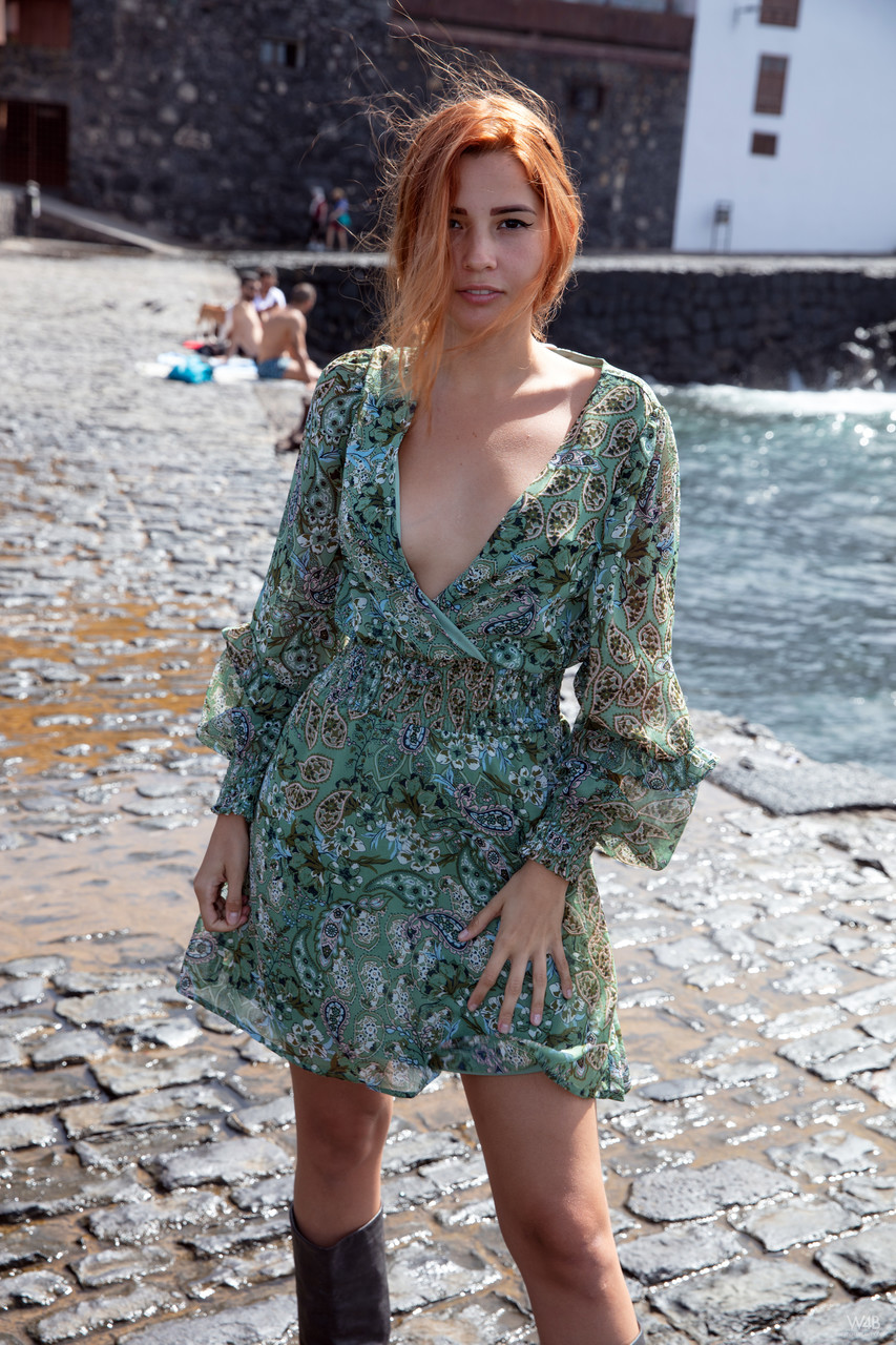 甘いアマチュアティーンのアガサベガは彼女の自然な胸と剃りたまんこを屋外で見せる