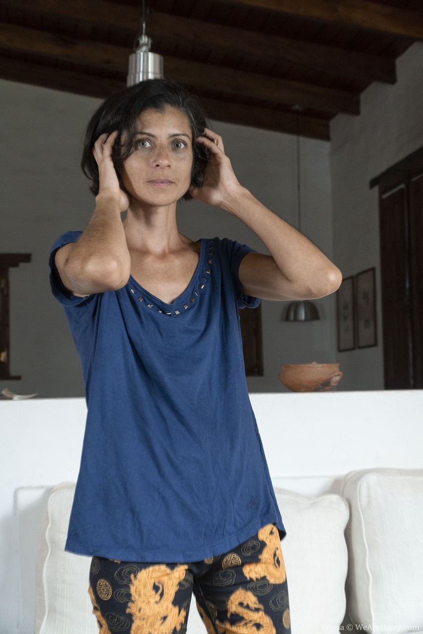 痩せた熟女ブルーナが毛深い身体を裸で披露