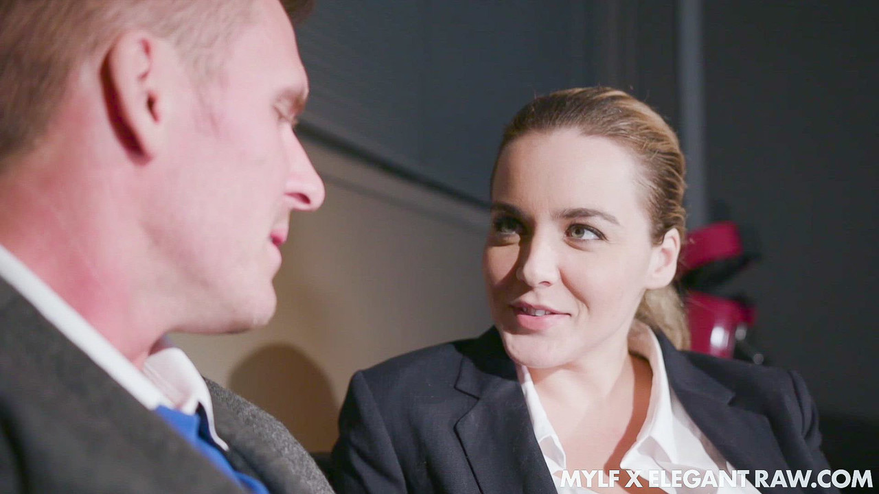 巨乳の美熟女ナターシャ・ナイスがオフィスで犯される