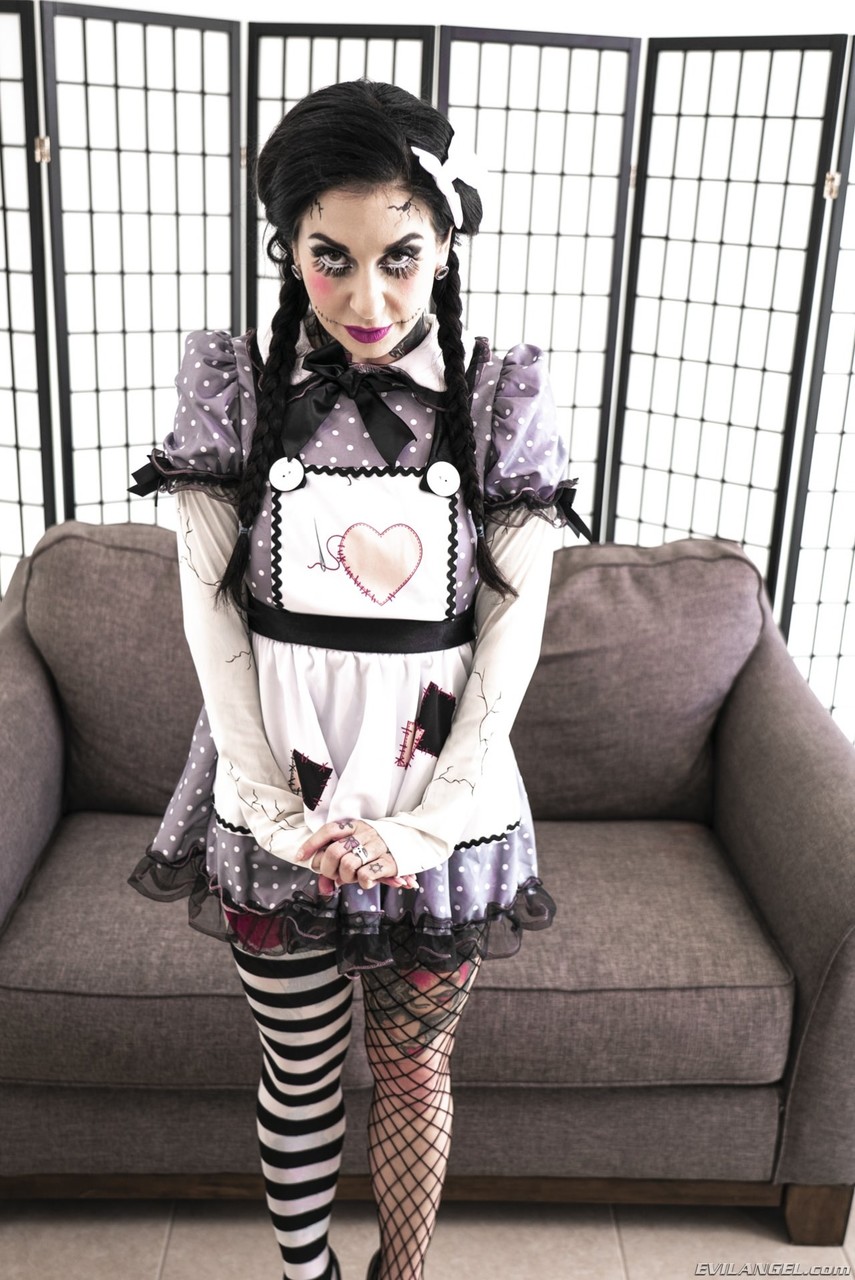 Joanna Angel Et Slim Poke Tournent Dans Les Photos De Porno Chaude D'Evil Angel