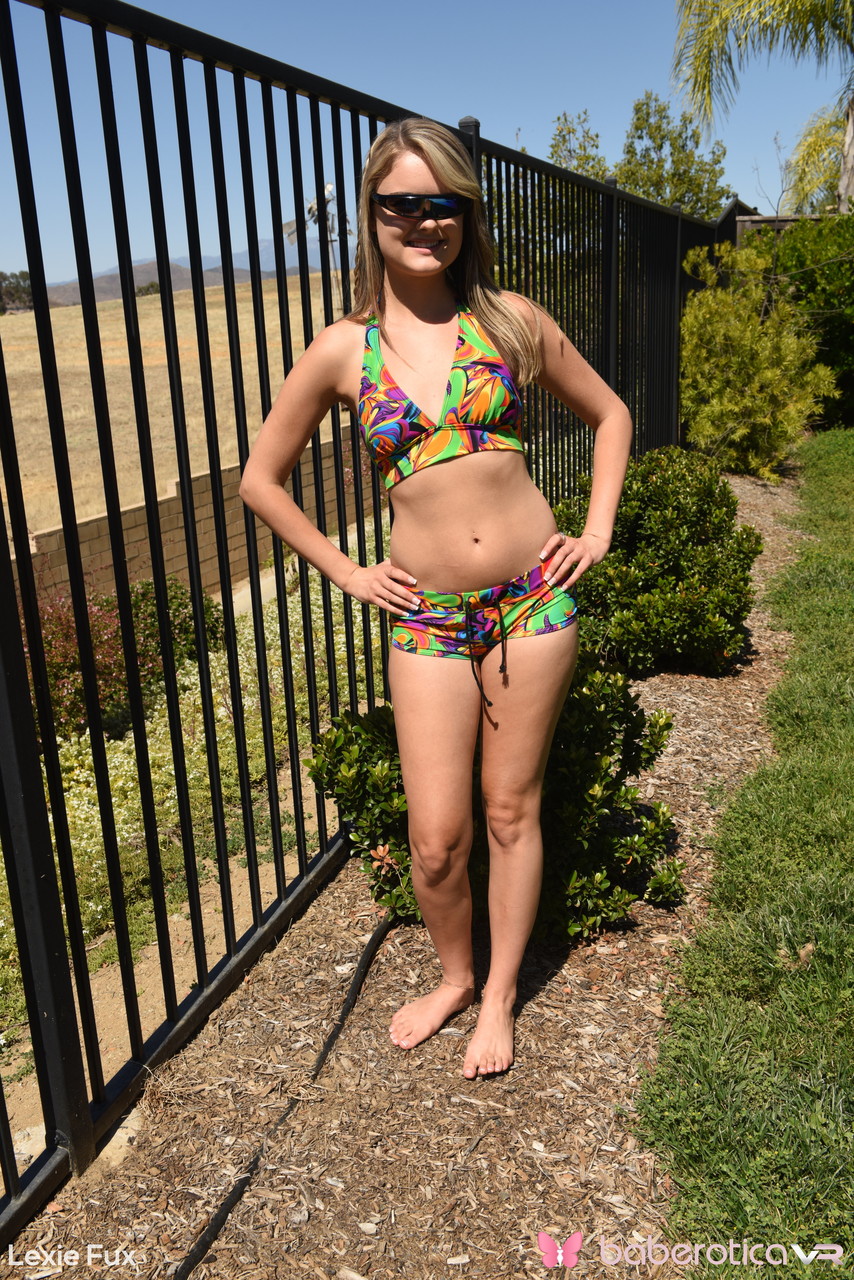 المراهقة الشقراء النحيفة ليكسي فوكس ترسل قبلة بعد التعري في الفناء الخلفي