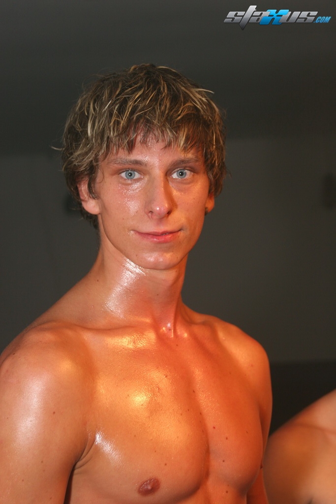 رياضيون مثليون جنسياً يمتصون و يجامعون بعضهم بعضا في النادي القتالي