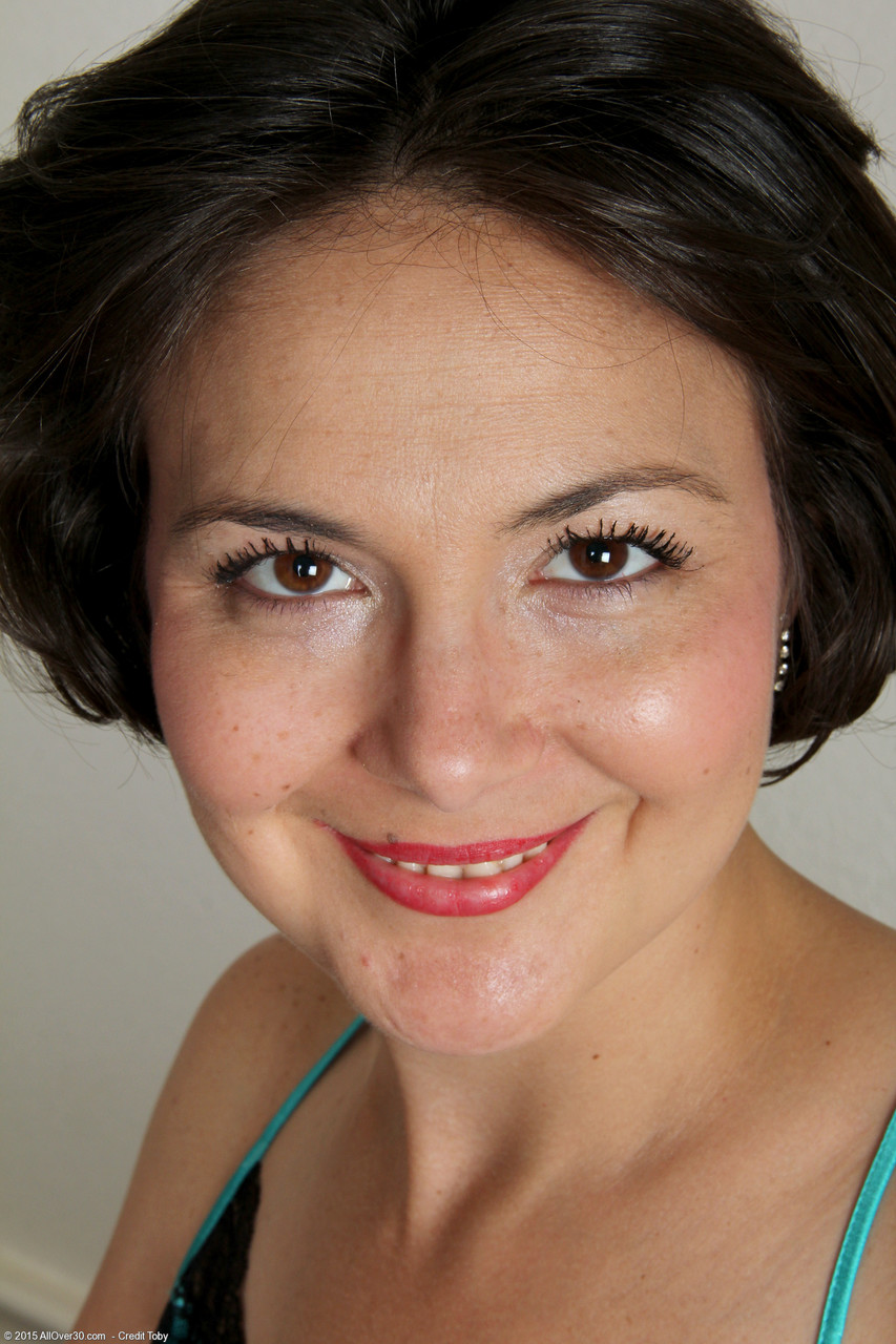 小さな胸の熟女カルリータ・ジョンソンが服を脱ぎツルツルの膣を見せる