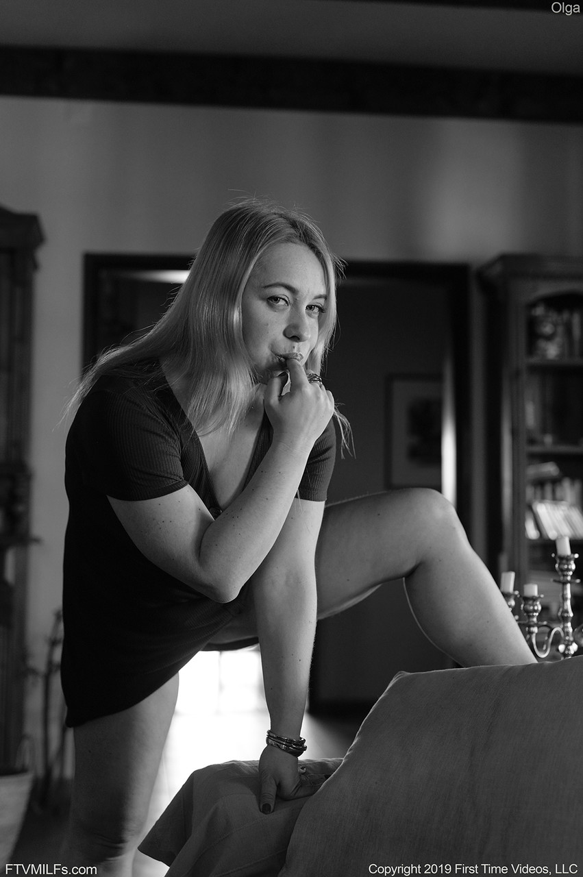 调皮的业余性爱女性奥尔加手指阴蒂并秀出性感的屁股